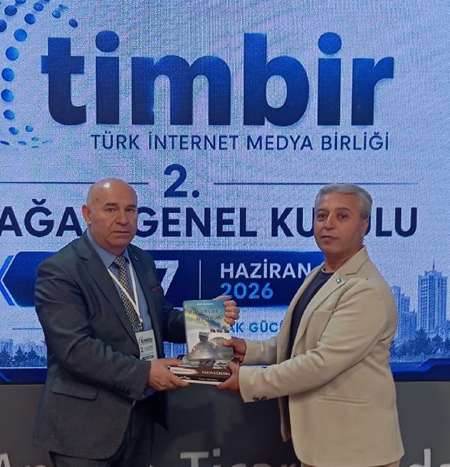 Duayen Gazeteci Adil Koçalan’a Etibar Həsənzadə’nin Eserleri Takdim Edildi