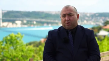 TRT Rus’un FETÖ belgeselinde TİMBİR Genel Başkan Yardımcısı Agil Alesger uzman olarak yer aldı
