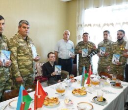 Azərbaycanlı yazar Etibar Həsənzadə Daşkəsən rayonunun Vətən müharibəsi qaziləri ilə görüşüb