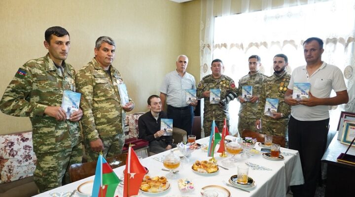 Azərbaycanlı yazar Etibar Həsənzadə Daşkəsən rayonunun Vətən müharibəsi qaziləri ilə görüşüb