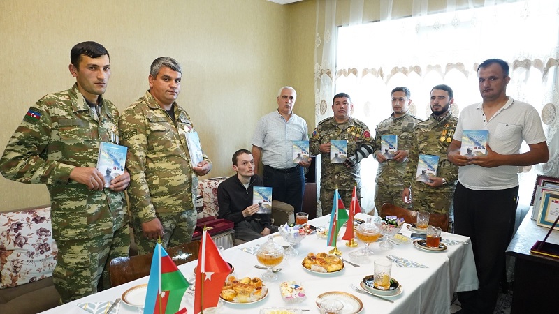 Azərbaycanlı yazar Etibar Həsənzadə Daşkəsən rayonunun Vətən müharibəsi qaziləri ilə görüşüb