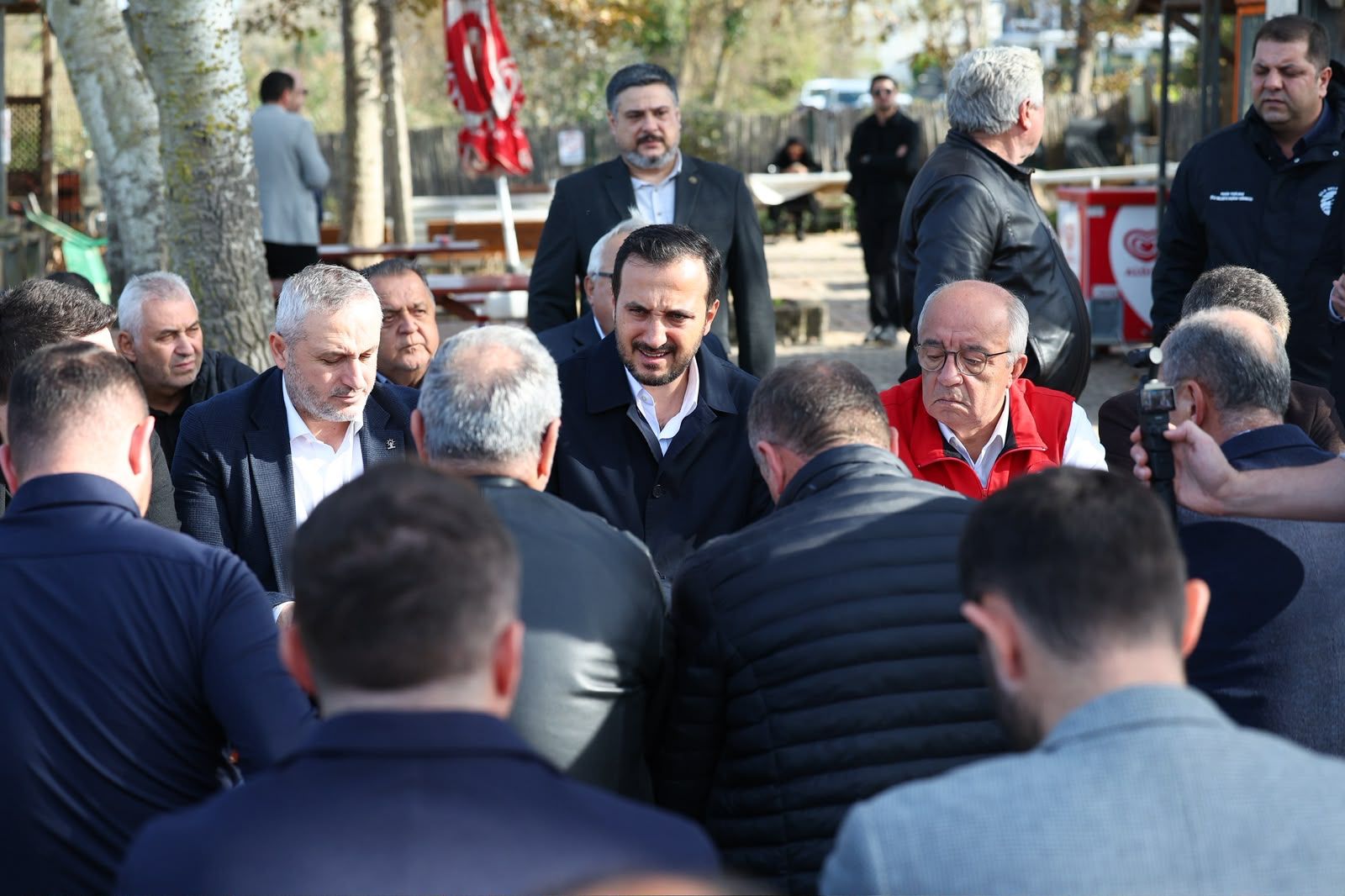 AK Parti İstanbul İl Başkanı Özdemir, Şile’de selden etkilenen vatandaşlarla buluştu